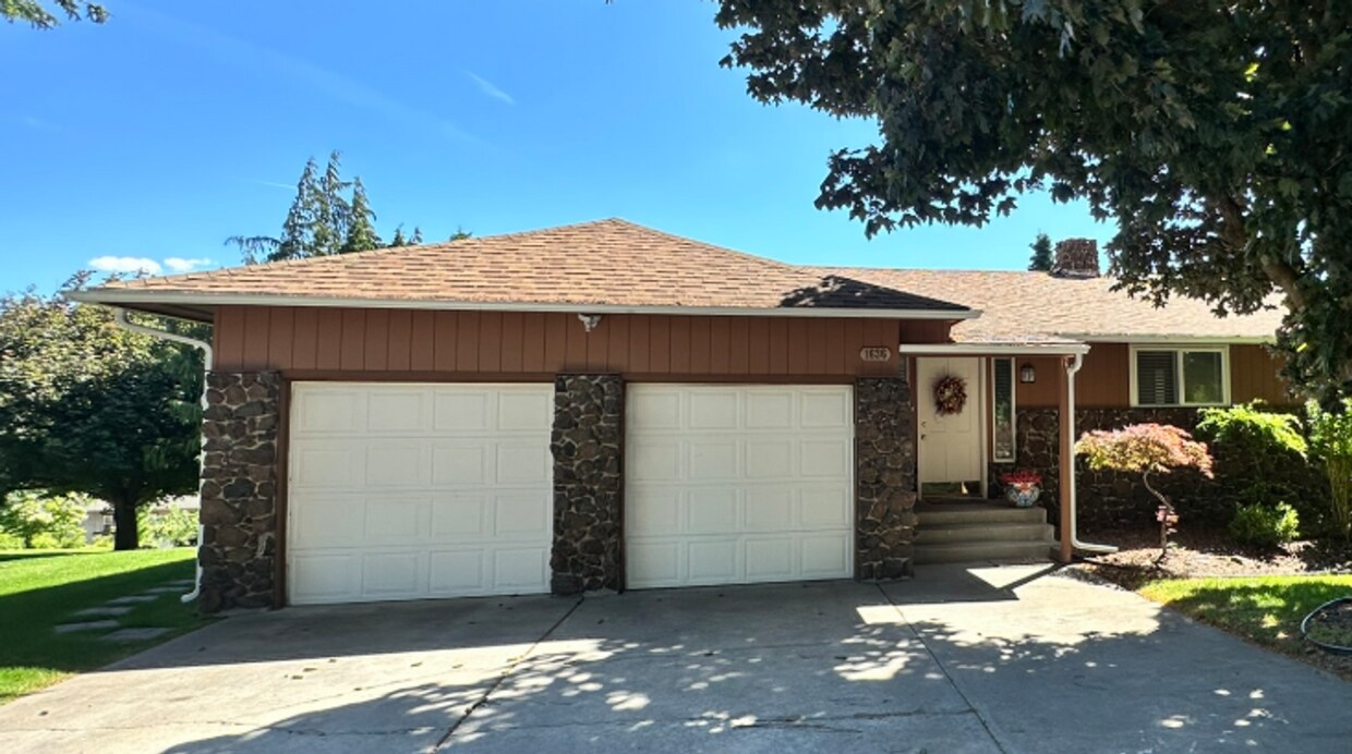Primary Photo - Stunning 3 Bedroom and 3 Bathroom Home, La...