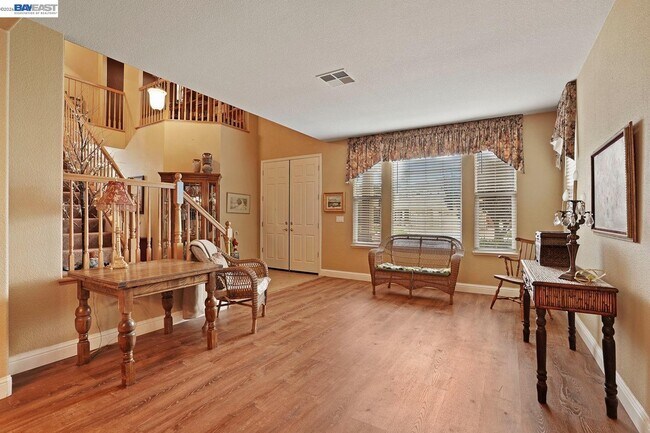 Building Photo - 549 Glenbriar Cir