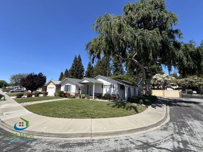 Foto del edificio - $5,095 - Beautiful 3/2 Bath Home Tucked Away in Prime Santa Clara's Location