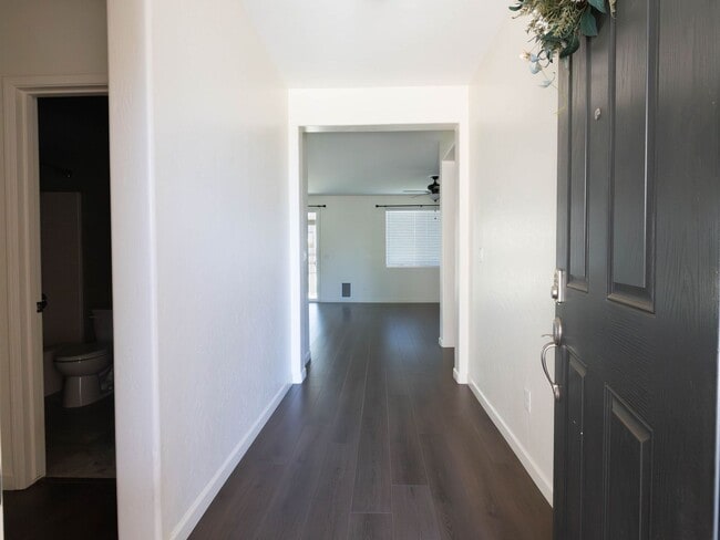 Building Photo - Lovely 3 bedroom home for rent in Hanford CA