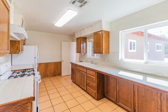 Building Photo - 3 Bedroom 2 Bath Home