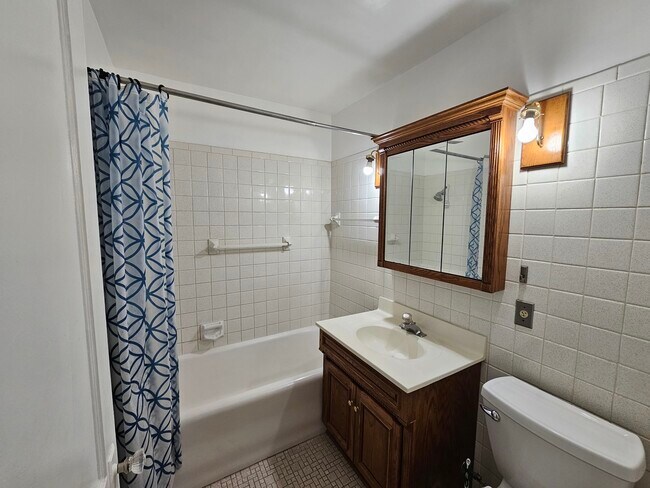 Building Photo - 1555 N La Fox St