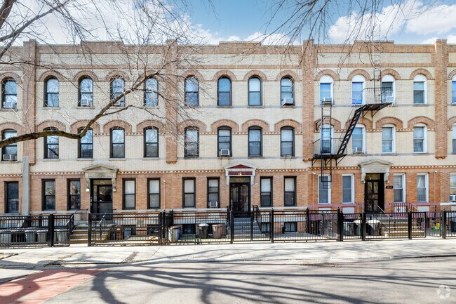 Foto del edificio - 32-70 48th St