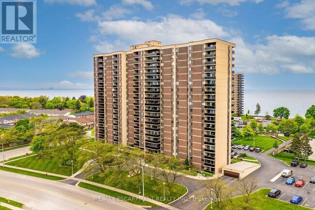 Photo du bâtiment - 301-1301 Frances Ave