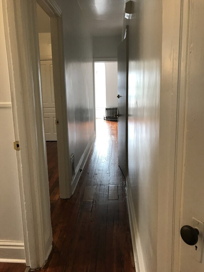Building Photo - West End of Town! Close to transportation,...