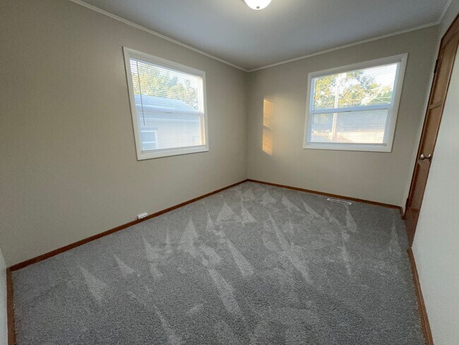 Building Photo - Stunning 2-Bed, 2-Bath Home with Oversized Garage!