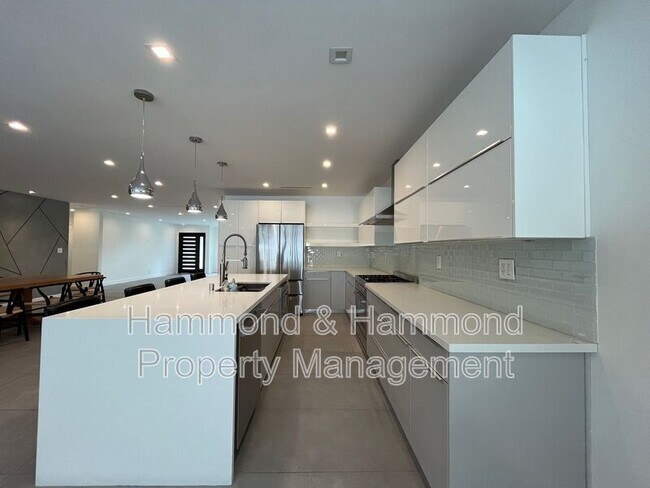 Building Photo - 5735 Saloma Ave