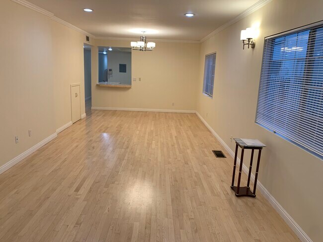 Foto del edificio - 616 N Sycamore Ave