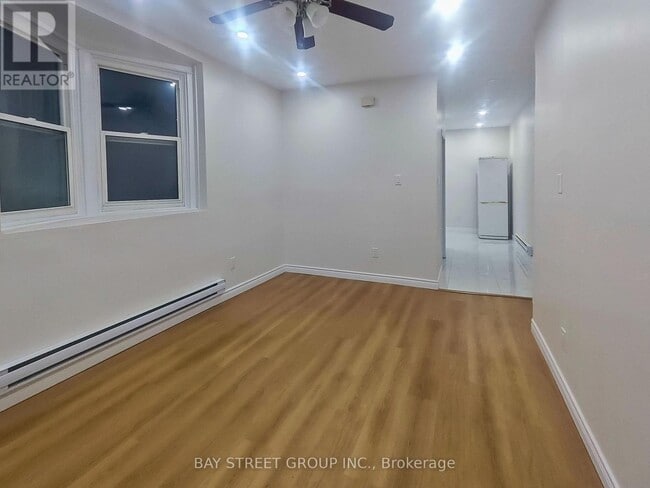 Building Photo - MAIN FL - 859 1/2 BATHURST STREET