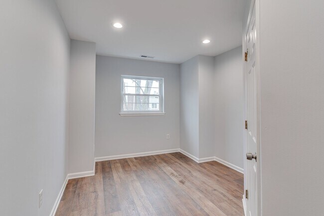 Foto del edificio - Newly Renovated Temple Apartment