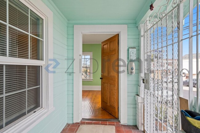 Foto del edificio - 130 Templeton Ave