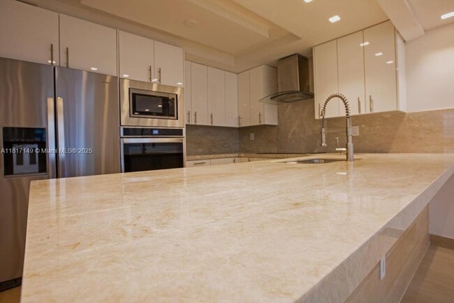 Building Photo - 1302 NE 191st St