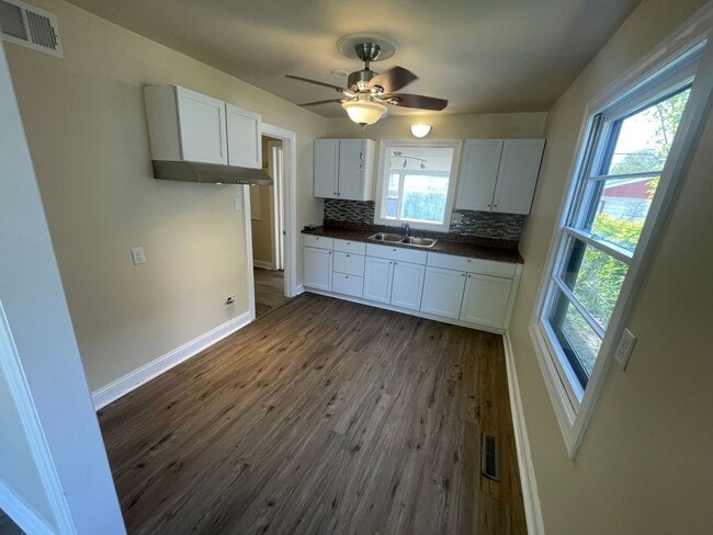 Building Photo - 3 Bedroom Single Family