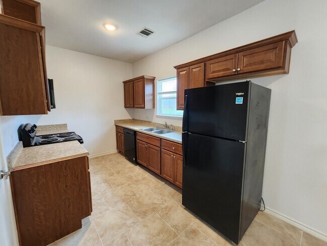 Building Photo - 3-Bedroom, 1-Bath on 1 acre lot