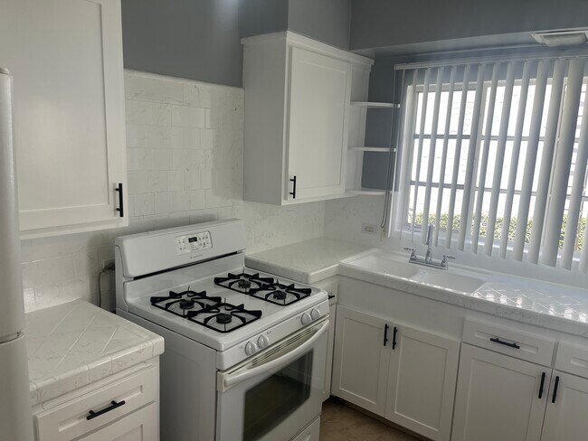 Kitchen - 1128 N Sweetzer Ave
