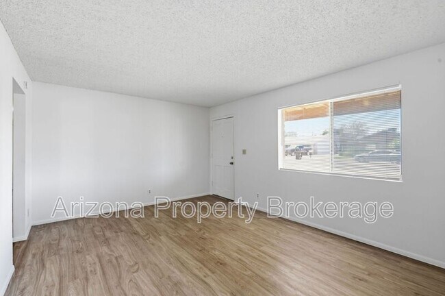 Building Photo - 2106 E Evergreen St