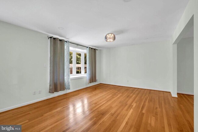 Building Photo - 6403 Hollins Dr