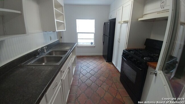 Building Photo - Spacious 2 BR/1 bath home in Alta Vista w/...