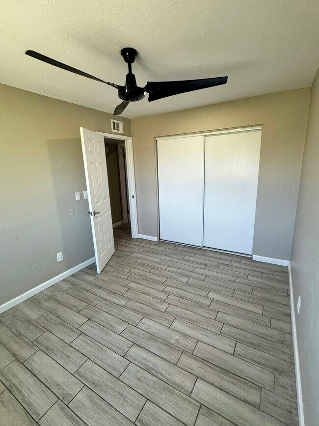 Building Photo - 1013 E Commonwealth Pl