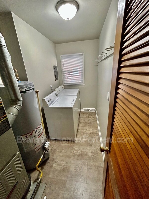 Building Photo - 2057 Ridgeway Ave