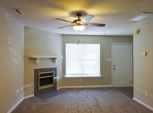 Building Photo - End Unit Townhome with Easy Base Acess!