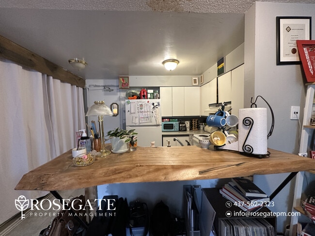 Building Photo - Pet-Friendly 1-Bedroom Corner Apartment with Walk-In Closet & Backyard in Kitchener