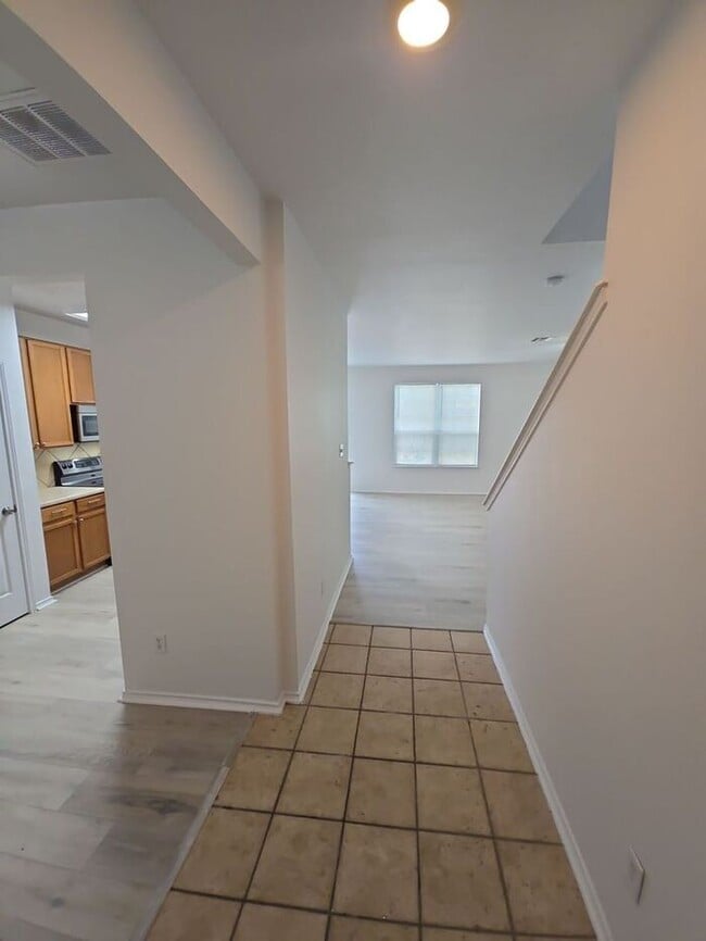 Building Photo - 205 Windridge Dr N