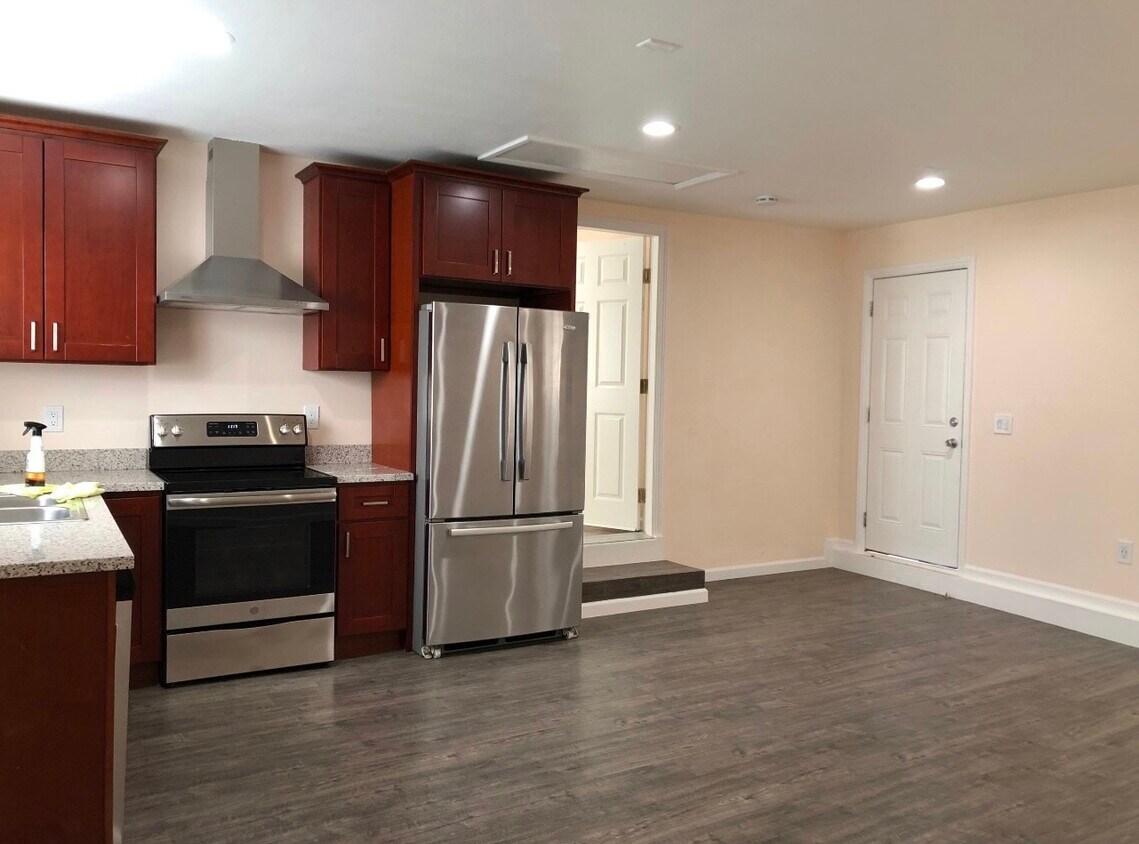 Kitchen - 10631 Merriman Rd