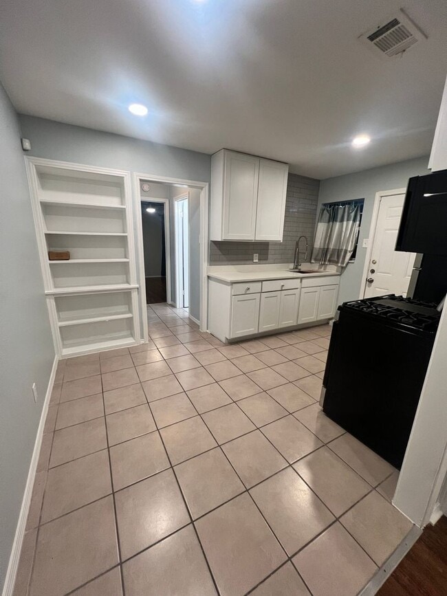 Building Photo - 520 N Montreal Ave