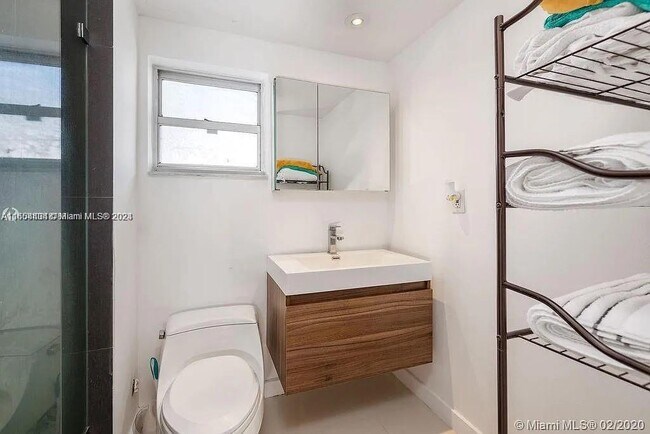 Building Photo - 400 Kings Point Dr