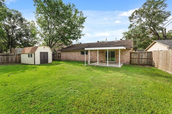 Building Photo - 5602 Hialeah Dr