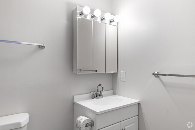 Estudio (550 pies cuadrados) - Baño - Ridgefield Apartments