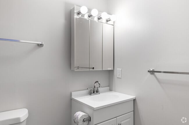 Studio (550sqft) - Bathroom - Ridgefield Apartments