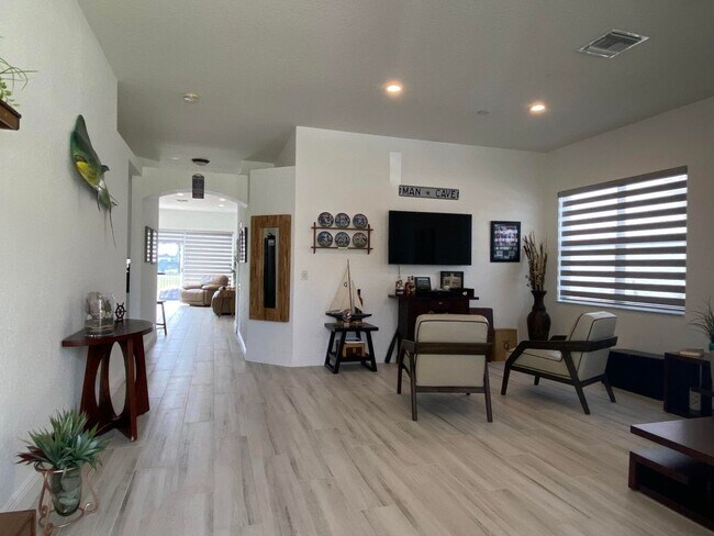 Building Photo - 325 Berenger Walk