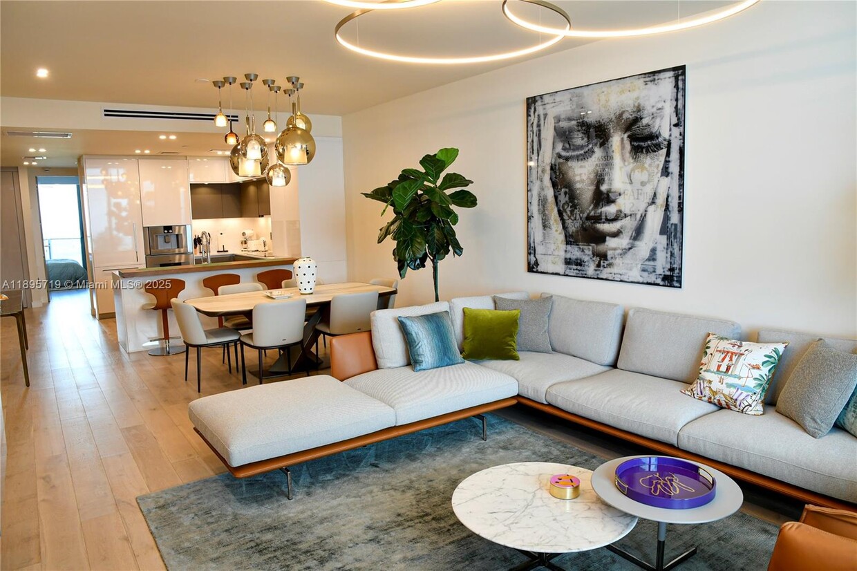 Foto principal - 15701 Collins Ave