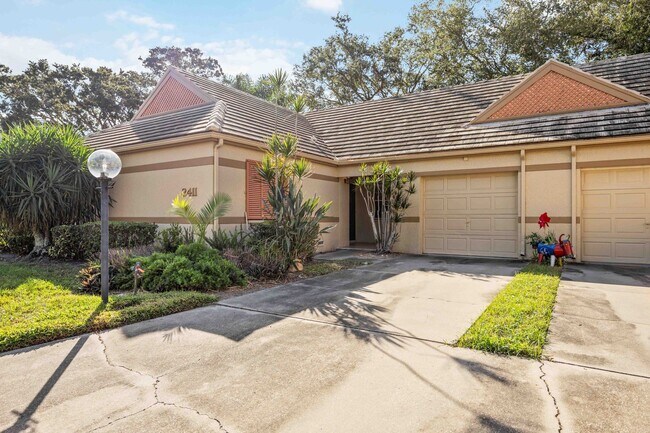 Building Photo - Beautiful Must See!! 3/2 Plus Sunroom & Garage!!  Gated Community!!