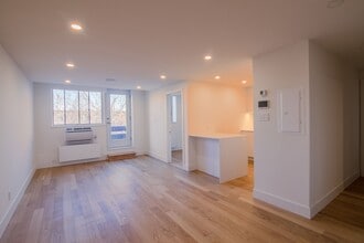 Building Photo - 4800 Maisonneuve Blvd W