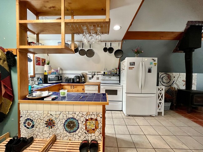 Building Photo - Furnished cabin, Utilities included!