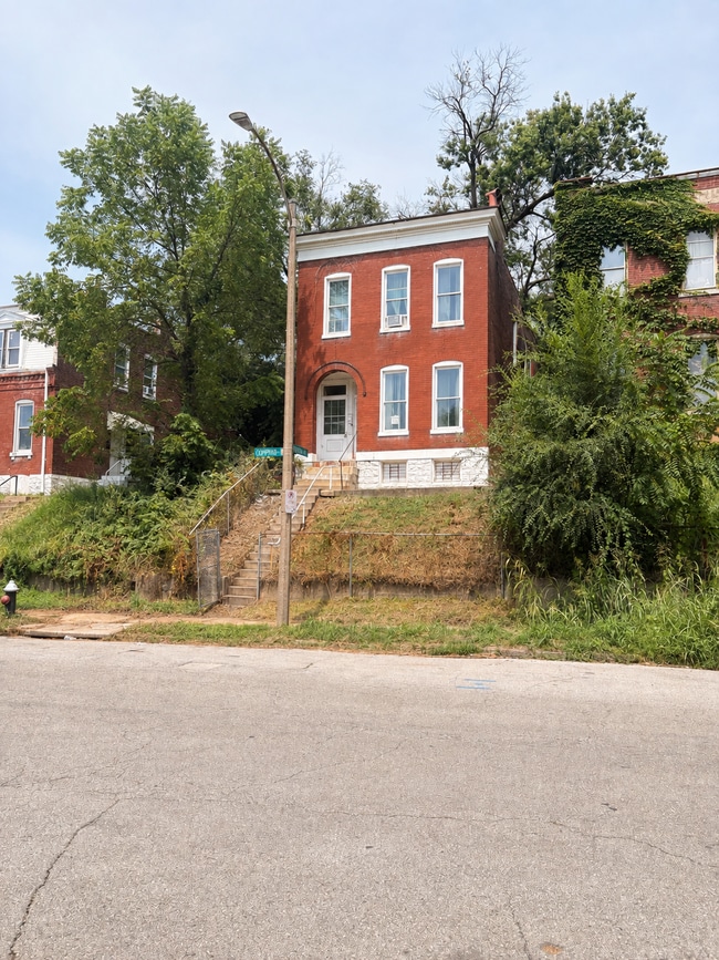 Building Photo - 2127 Chippewa St