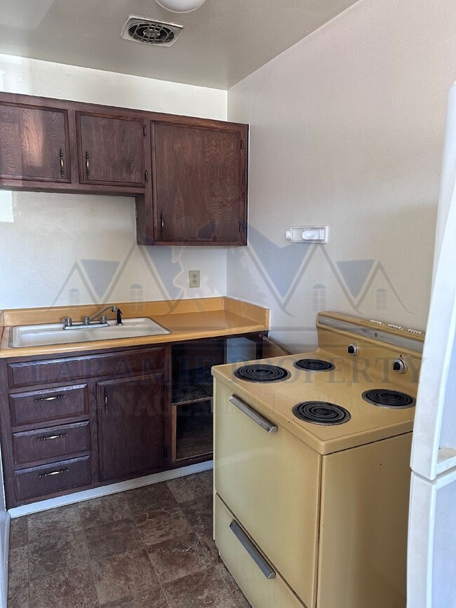 Building Photo - 1 Bedroom Apartment