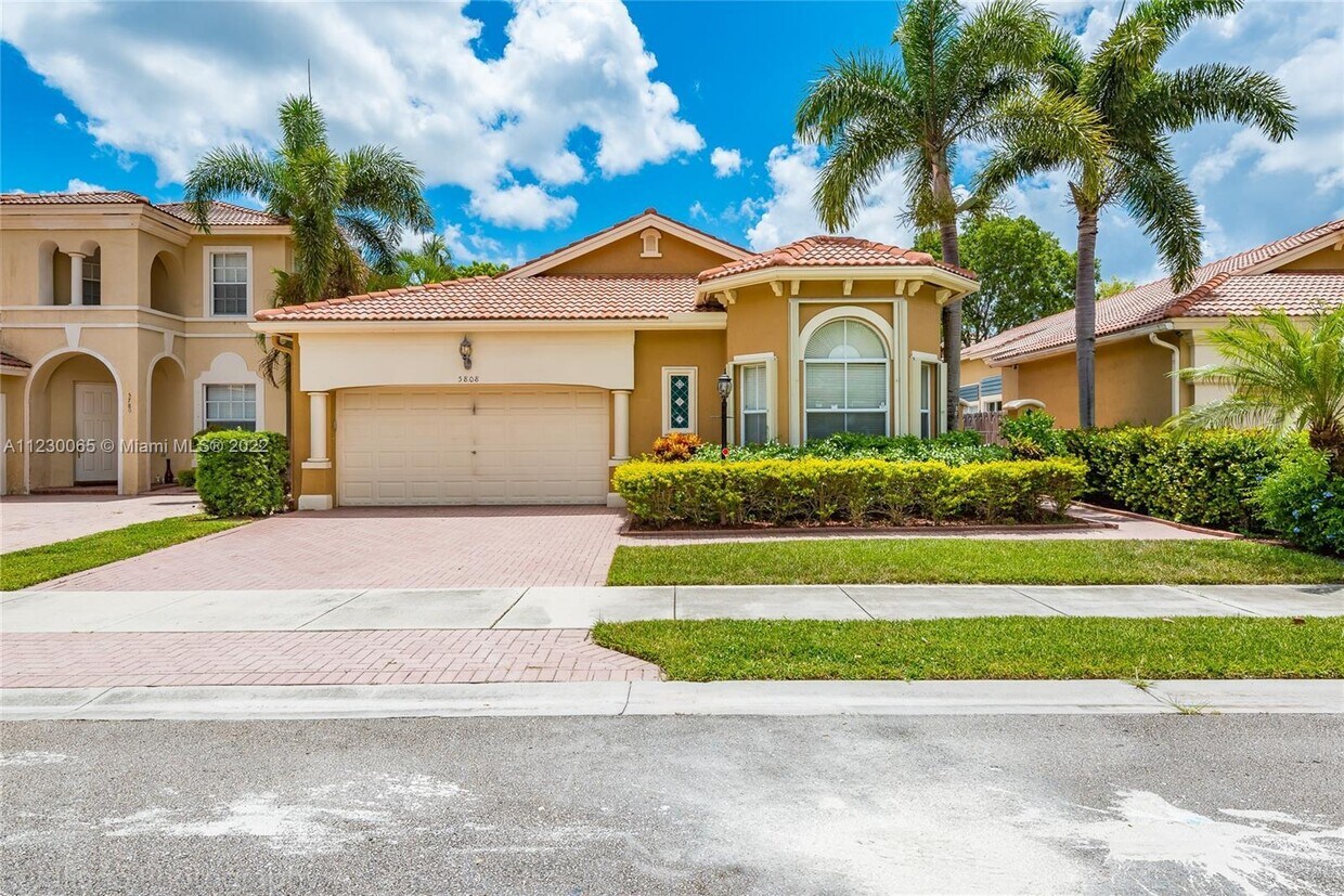 Foto principal - 5808 NW 121st Ave