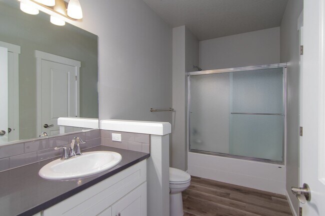 Building Photo - 2 Bed 2 Bath Single level home in Gated pr...