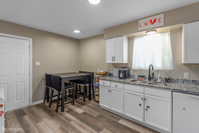 Building Photo - 2804 Hood Dr
