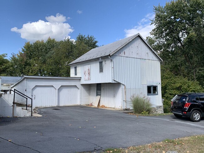 Foto del edificio - 491 Falling Spring Rd