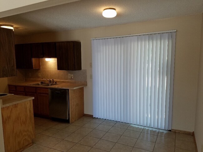 Foto del edificio - 4836 E. Funston units 1-4