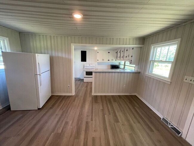 Foto del edificio - 3 Bedroom / 1 Bath Farmhouse For Rent in R...