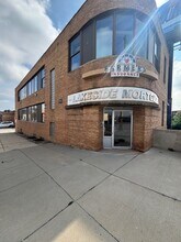 Building Photo - 3025 N Western Ave