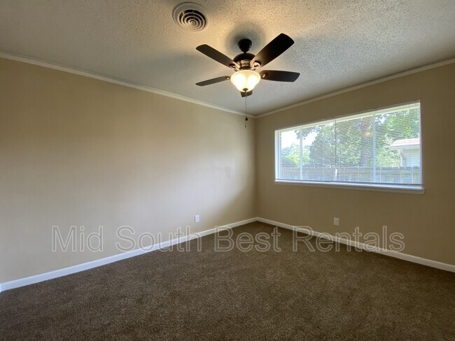 Building Photo - 601 Rose Ln