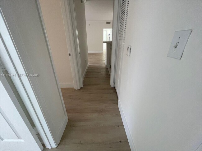 Foto del edificio - 6851 SW 44th St