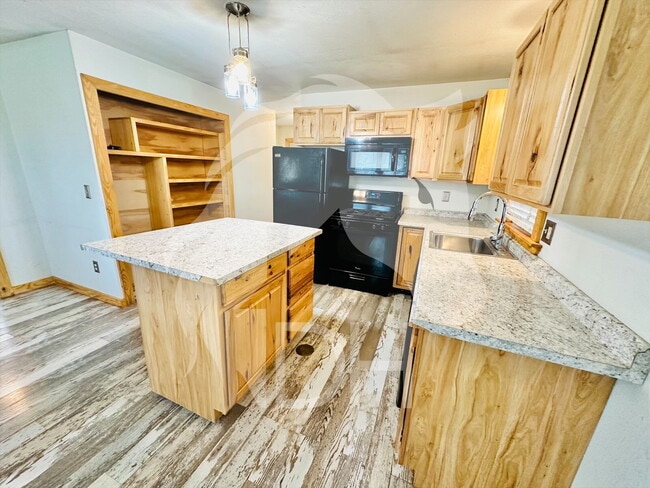 Building Photo - 721 E Ash St